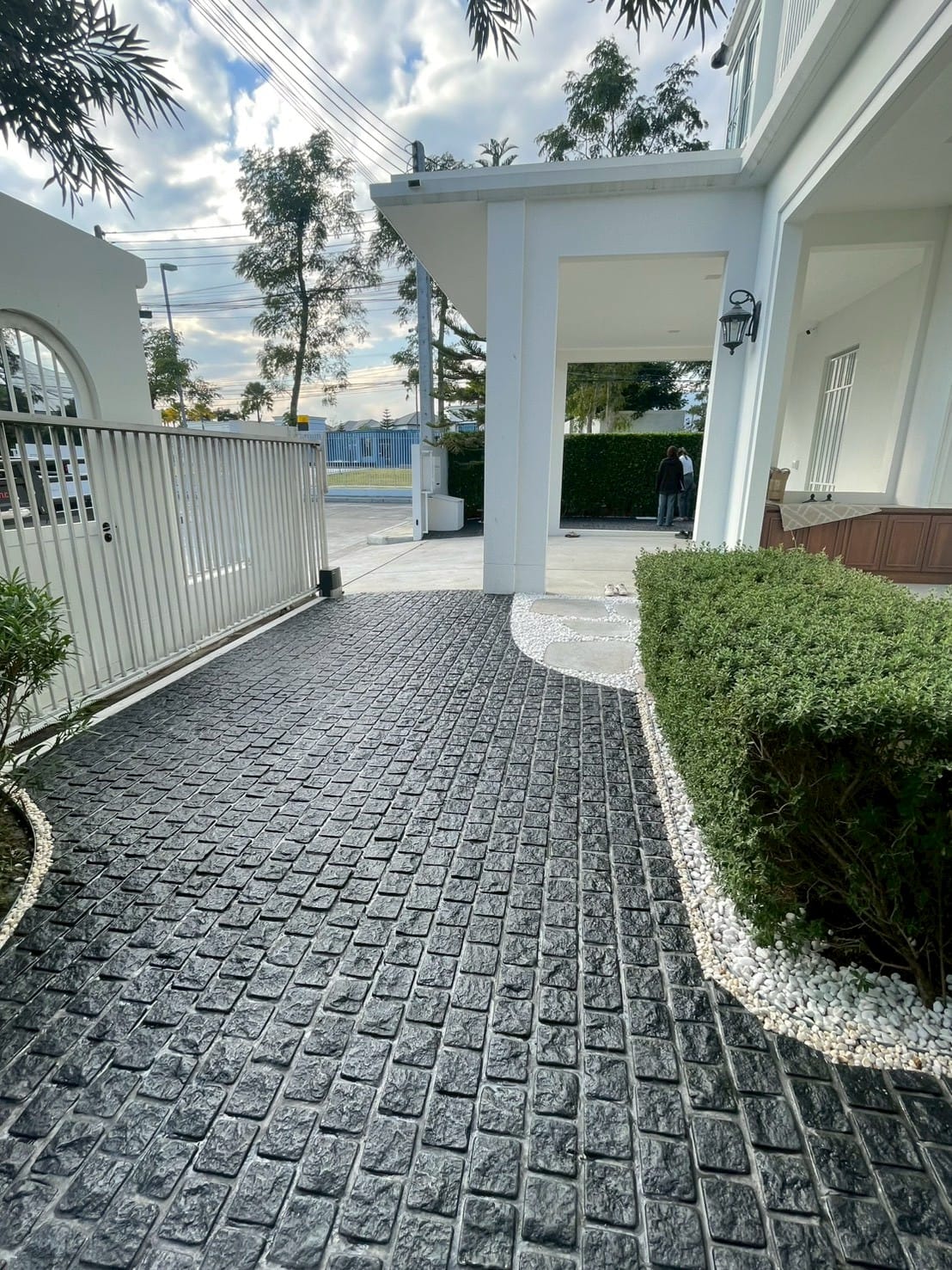 หินลูกเต๋าปูพื้น COBBLESTONE แบบแผ่นสำเร็จ MODERN DECOR ผิวธรรมชาติ ข้างตัดเรียบ โม่ลบมุม 50X55X3 ซม. หินธรรมชาติแกรนิตสีดำ ลายเรียงสลับ_9